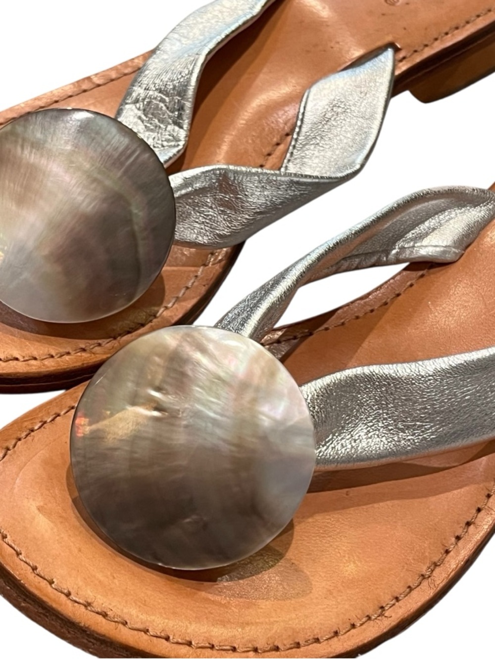 Diba Metallic Silver Leather Thong Sandals Shell Disc Detail Boho Y2K Size 7 - Picture 4 of 10
